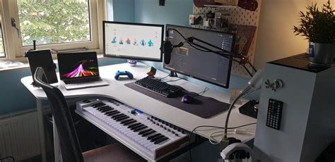 Reddit - setups - Mounted my midi keyboard under my desk. (Was at the ...