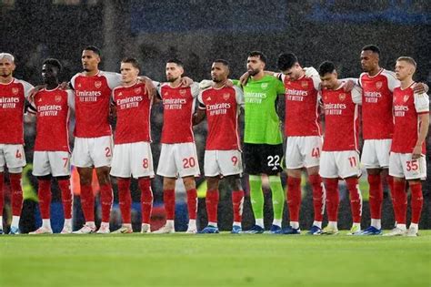 Entire Arsenal squad stuns Londoners by casually strolling through park ...