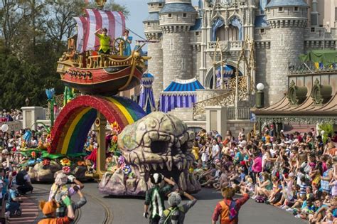 The Dragon Breathes Fire in Disney's Festival of Fantasy Parade #DisneySide #NewFantasyland ...