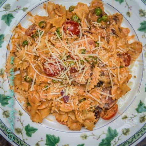 Blush Sauce Blush Sauce, Sausage Pasta Sauce, Tuscan Pasta, Looks Yummy, Good Eats, Lemon ...