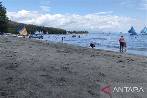 Menikmati wisata Pantai Pasir Putih Situbondo - ANTARA News