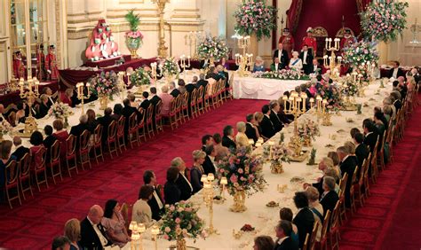 The Queen’s very surprising dining table rule has been revealed | Woman ...