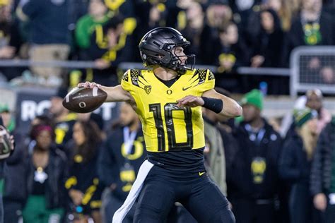 Oregon’s Bo Nix among finalists for Johnny Unitas Golden Arm Award ...