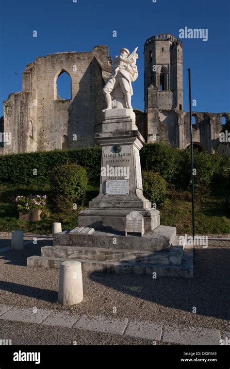 Statue french world war ii hi-res stock photography and images - Alamy