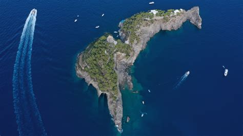 This island off the Amalfi coast in Italy is picturesquely shaped like a dolphin - ALLSHAPES.net