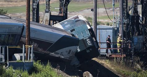 Minor injuries after Amtrak train derails near Steilacoom | The Seattle Times