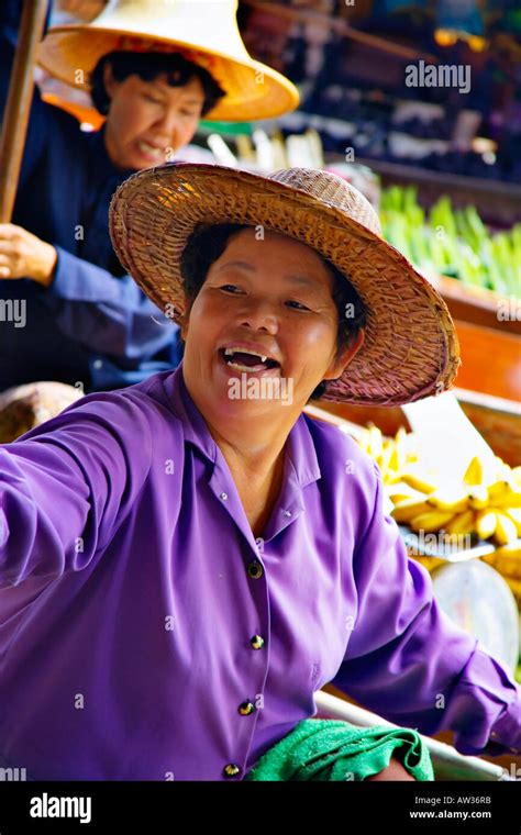 Woman selling food from her boat at Damnoen Saduak floating market near Bangkok Stock Photo - Alamy