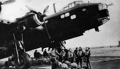 Short Stirling bomber with crew | World War Photos