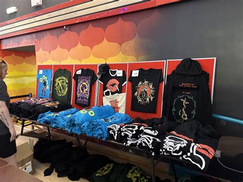 Merch tonight at Margate : r/qotsa