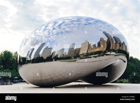 Cloud Gate is the artwork of Anish Kapoor as the famous landmark of Stock Photo: 39720342 - Alamy