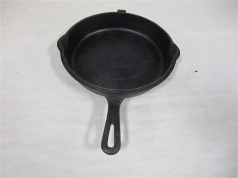 Griswold Cast Iron Skillet #8 | EstateSales.org