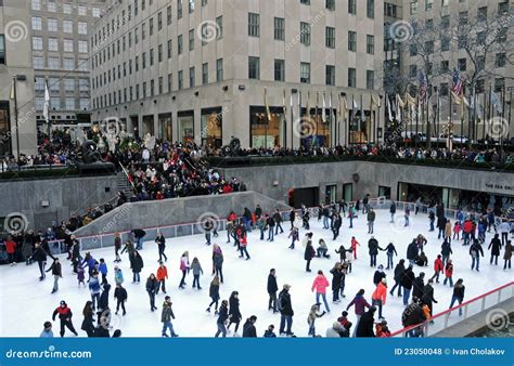 Crowds Ice Skating On The Frozen Rideau Canal Ottawa Winterlude ...