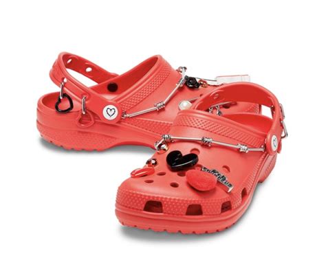 Karol G y Crocs lanzan los zapatos ugly más románticos de 2022 | Vogue