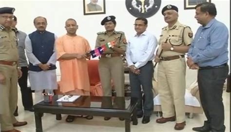 IPS Aparna Kumar meets UP CM Yogi before departing for Alaska | Catch News