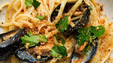 Pasta with White Wine and Mussels | Lindsey Eats