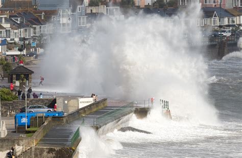 HURRICANE OPHELIA: THREE PEOPLE DIE AS STORM HITS IRELAND... - Job One for Humanity