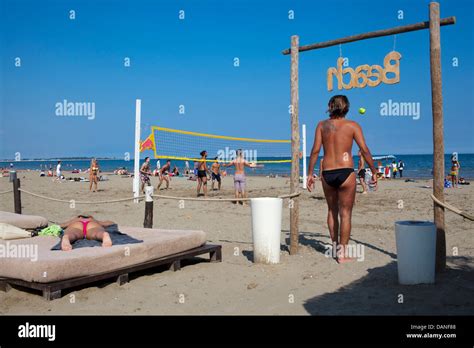 A scene of leisure at the Venice beach lido, Italy Stock Photo - Alamy