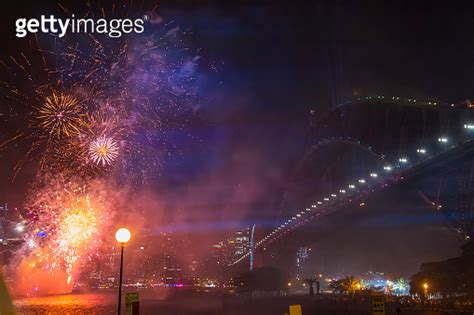 Sydney's Harbor Bridge at 2020's Annual New Year's Eve Fireworks ...