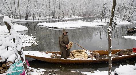 Fresh snowfall in Kashmir, flight operations disrupted at Srinagar airport | India News - The ...