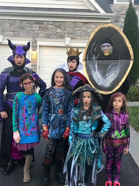 Family Disney Descendants Costumes | Disney descendants costume, Easy ...