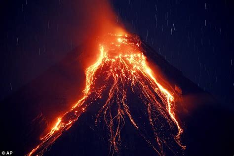 Philippines volcano Mount Mayon erupts spewing lava | Daily Mail Online