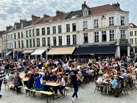 Braderie de Lille : moules-frites, sourires et bonne ambiance sur les terrasses des restaurants