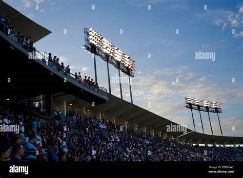 Stadium crowd hi-res stock photography and images - Alamy