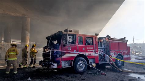 Photo, Video: LAFD fire engine burned in pallet yard blaze