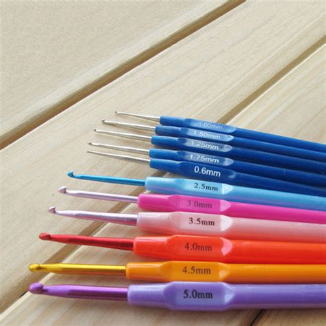 Set of 11 Aluminum crochet hooks plastic handle 0.6 - 5mm