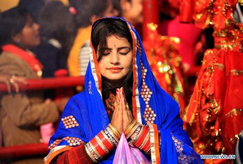 Hindu devotees pray on first day of 2018 in Indian-controlled Kashmir - Xinhua | English.news.cn