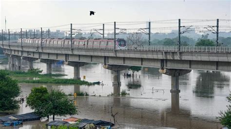 Parts of Delhi flooded as water level in Yamuna touches record high ...