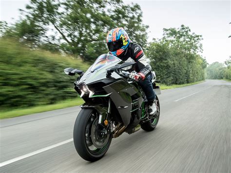 2019 Kawasaki Ninja H2 review: drag racer sports bike