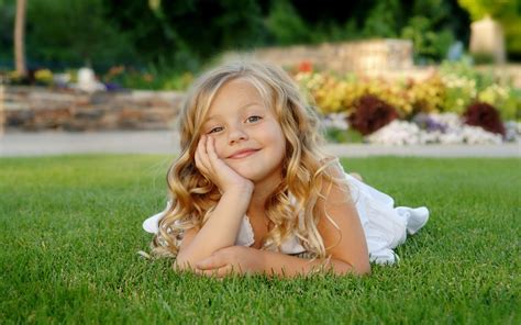 Fotos von Kleine Mädchen Lächeln kind Gras Blick