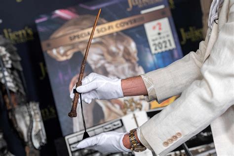 'Alien' suit, Harry Potter wand among classic props up for auction | Daily Sabah