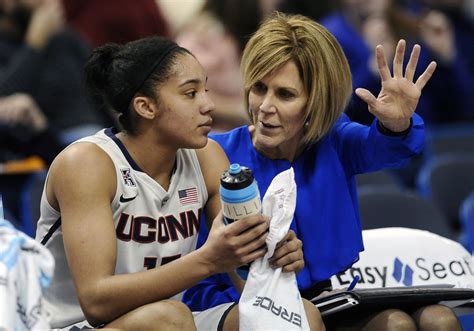 UConn's Chris Dailey receiving Margo Dydek Award - Sports Illustrated