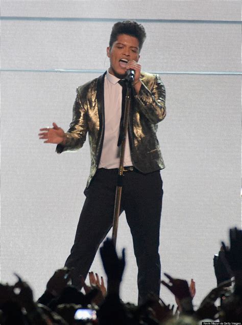 Bruno Mars' Super Bowl Halftime Outfit Channels Justin Bieber (PHOTOS) | HuffPost Canada