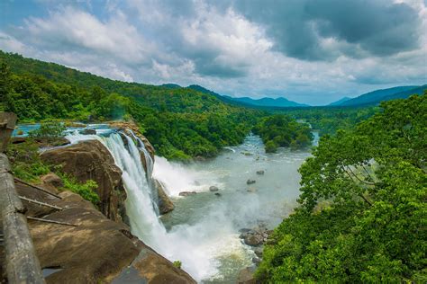 2560px-The_View_of_the_Athirapally_Falls_during_the_onset_of_Monsoon