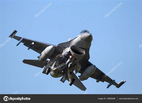 F-16 fighter jet landing – Stock Editorial Photo © Foto-VDW #140655486