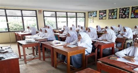 Siswa Siswi Sedang Belajar Dikelas | SMAS DARUSSA'ADAH GLUMPANG TIGA