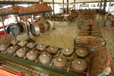 Sultan of Yogyakarta Gifts Gamelan to Dublin | The Journal of Music ...