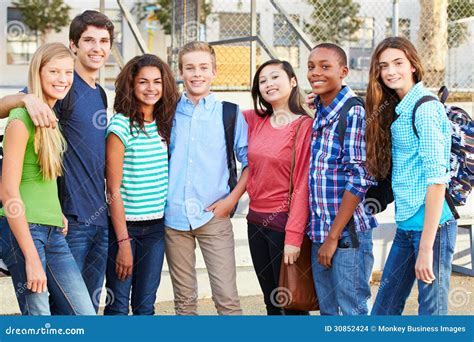 Grupo De Alunos Adolescentes Fora Da Sala De Aula Foto de Stock - Imagem de câmara, menino: 30852424