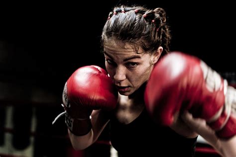 Rod Mclean – PhotographyAthletes female boxer going for the punch - Rod ...