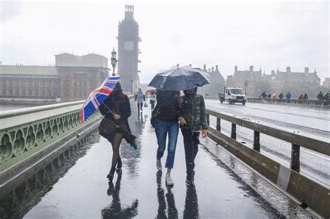 UK weather: Dramatic photos show flooding chaos as torrential rain ...