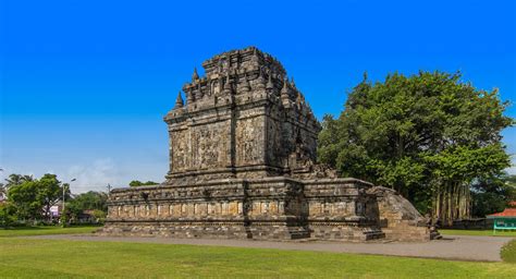 Mendut Temple, Buddhist Temples - Yogyakarta Places of Interest