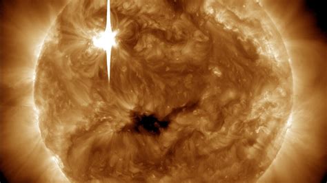 Mega esplosioni sul Sole: "In corso la più grande tempesta solare degli ultimi 12 anni"