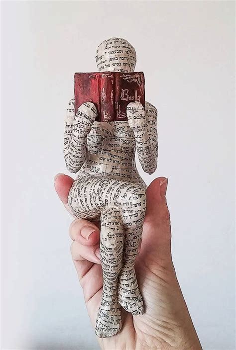 Femme de lecture figure de mache de papier | Etsy Making Paper Mache, Paper Mache Art, Paper ...
