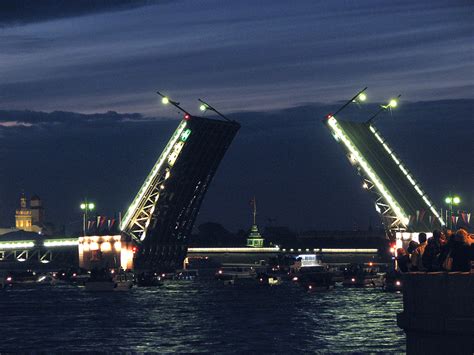 The bridge opens the Neva River - Learn Russian Language