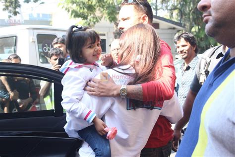 Aishwarya Bachchan, aradhya bacchan snapped at Airport on 6th Feb 2016 ...