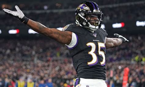 Gus Edwards signs two-year extension with Ravens