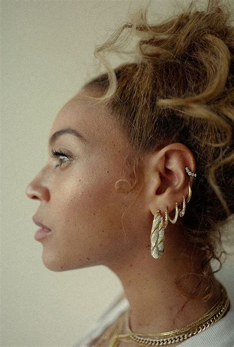 Beyonce showing off her hoop earrings and signature blond locks | Types ...